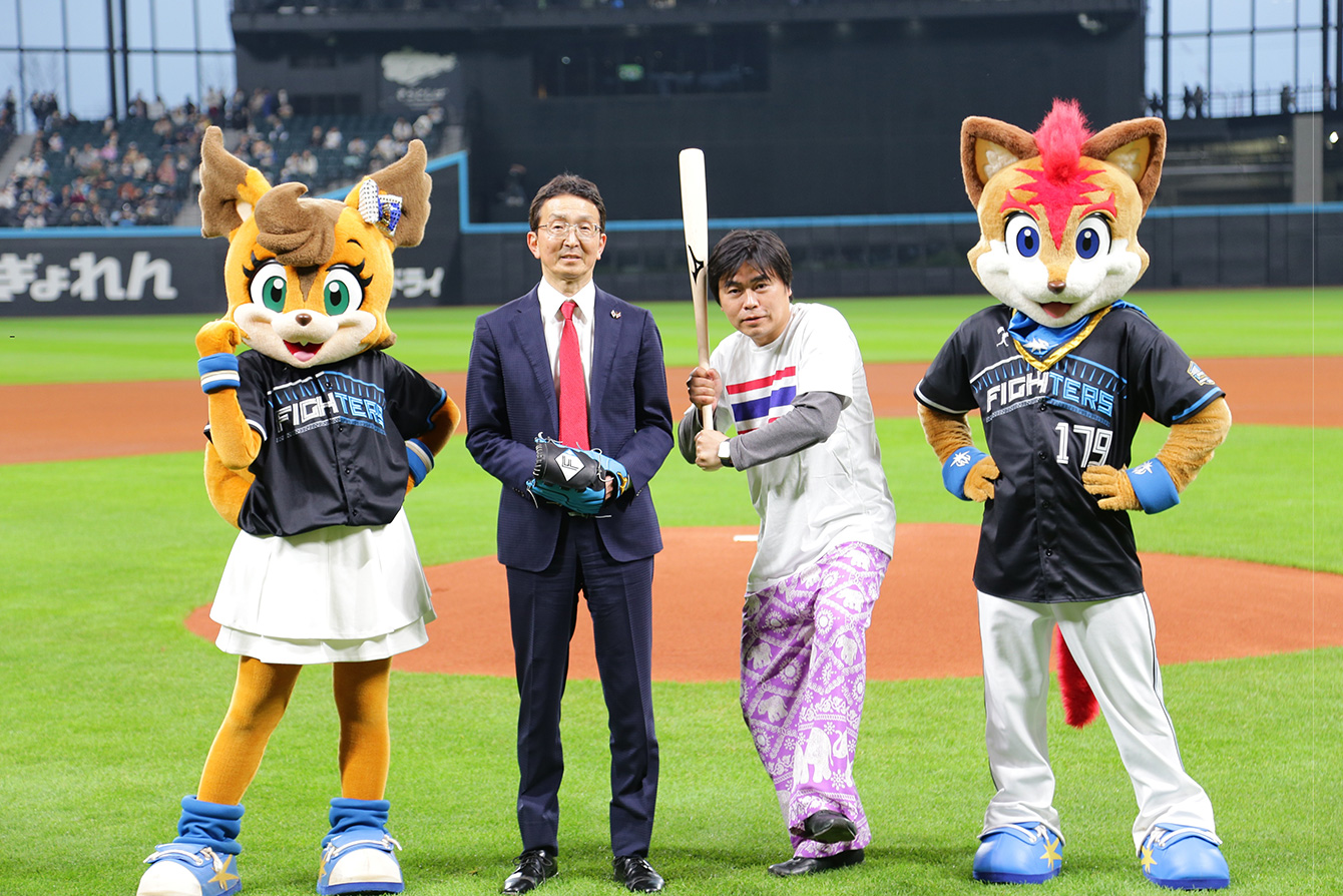 北海道日本ハムファイターズの主催試合にて荒井在札幌タイ王国名誉領事がファーストピッチを行いました。