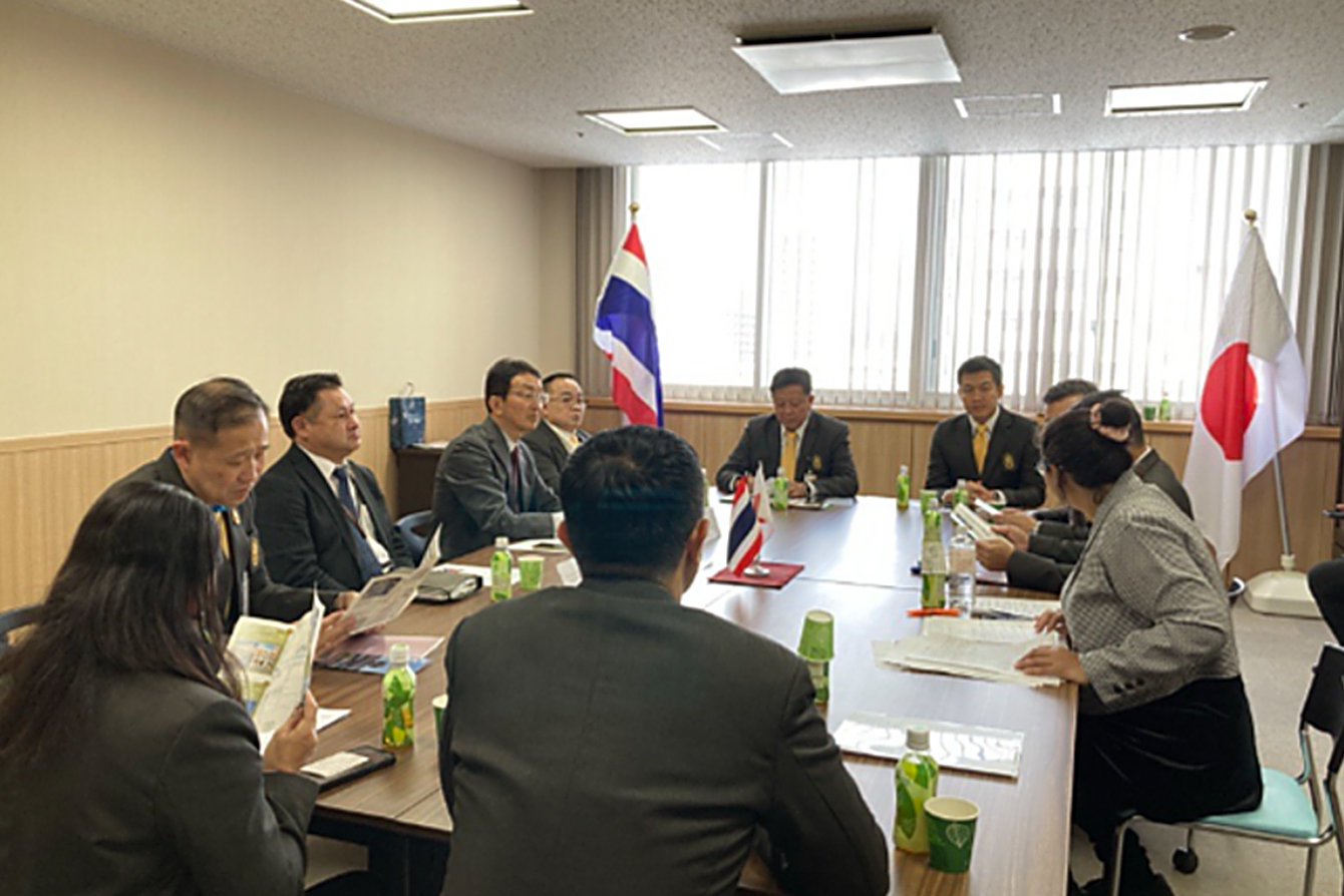タイ王国「上級政治および選挙開発プログラム研修」参加者　政府関係者の皆さまが札幌名誉領事館を訪れました。