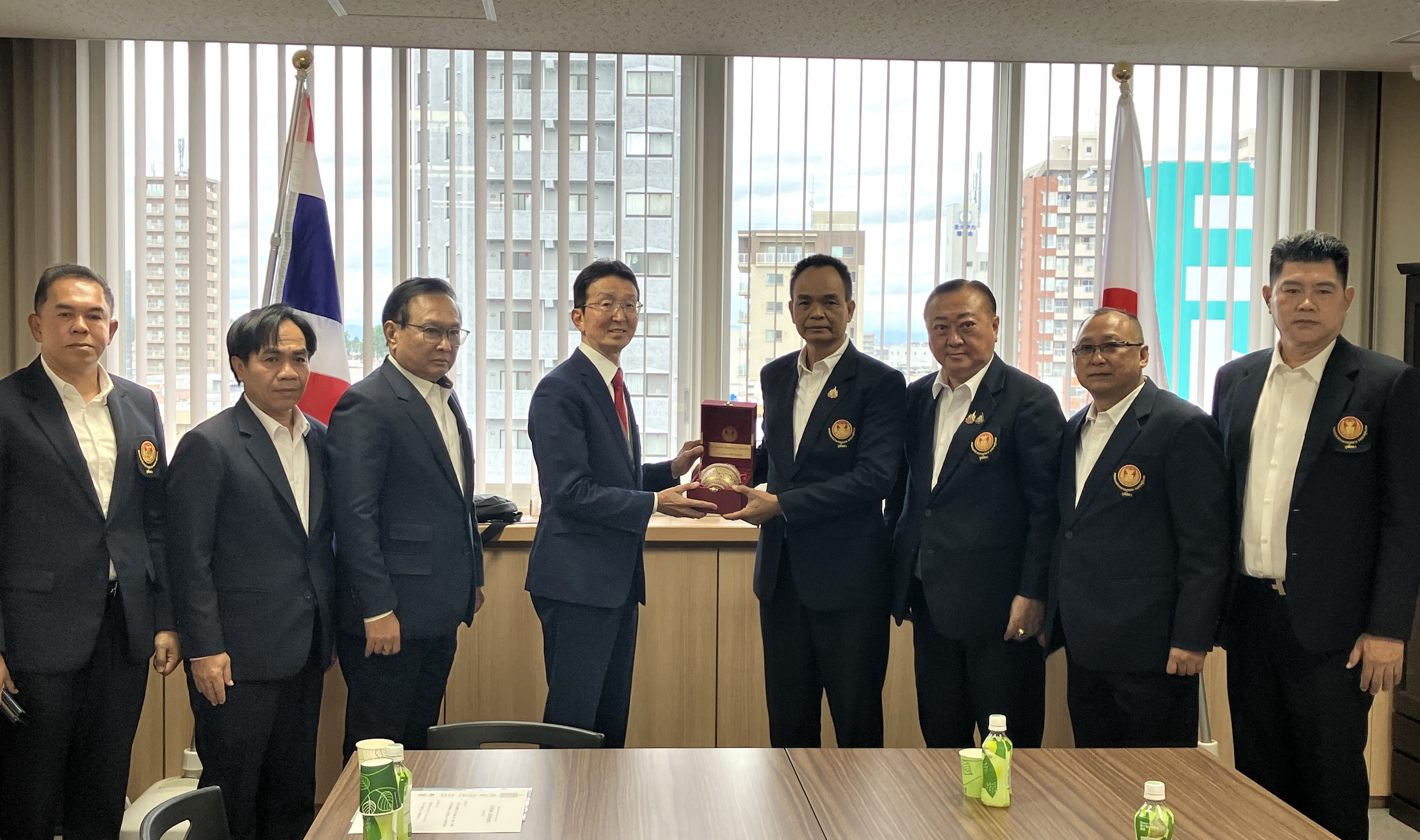 タイ王国「上院法務・司法委員会」視察訪問団の皆様が荒井名誉領事と面会しました