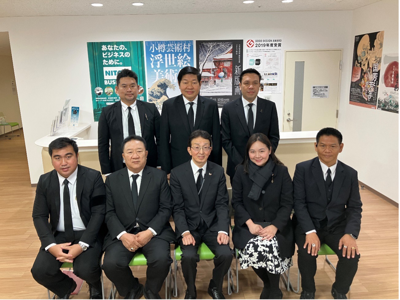 荒井名誉領事（前列中央）とタイ下院警務委員会ご一行様